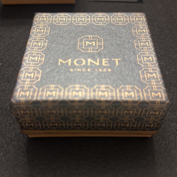 Monet Holiday Brooch Poinsettia New in Box - Picture 9 of 10